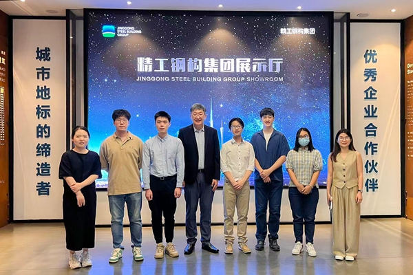 1784343831861682.jpg 鹿明教授团队参观.jpg